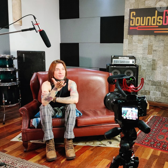 Eduarda Campopiano virou alvo de Marco Leão Sol, ex-baterista e um dos fundadores do Angra, após aparecer usando uma camiseta da banda. O músico chamou a deputada do PL de fascistinha e afirmou tê-la excomungado. A publicação foi apagada depois