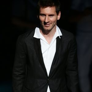 Lionel Messi já foi modelo! Olha o galã todo estiloso na passarela