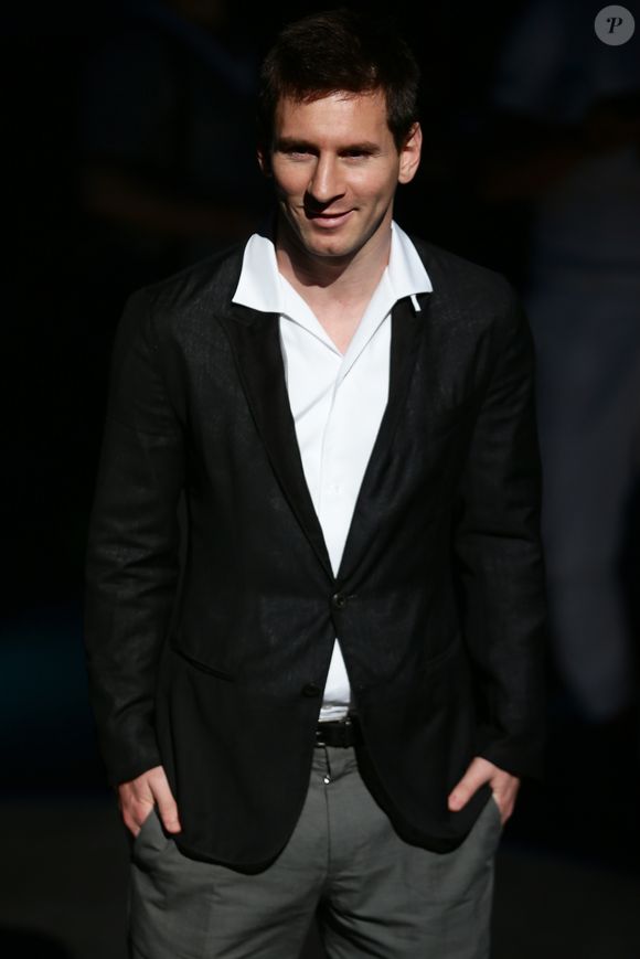 Lionel Messi já foi modelo! Olha o galã todo estiloso na passarela