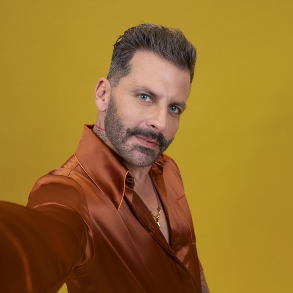 Henri Castelli está atualmente com 47 anos e participa do 'BBB 26' no Camarote; sua aparência gerou debates na web