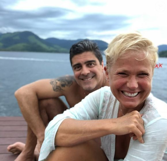 Xuxa Meneghel aparece sem maquiagem em fotos postadas por Junno Andrade