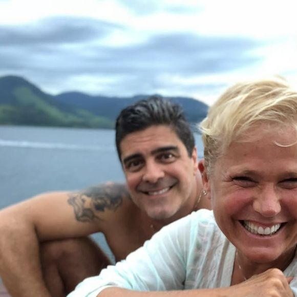 Xuxa Meneghel aparece sem maquiagem em fotos postadas por Junno Andrade