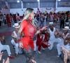 Andressa Urach interagiu com integrantes da Unidos do Porto da Pedra ao ser apresentada como nova musa da escola para o carnaval 2026