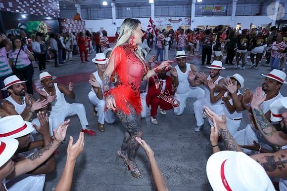 Andressa Urach interagiu com integrantes da Unidos do Porto da Pedra ao ser apresentada como nova musa da escola para o carnaval 2026