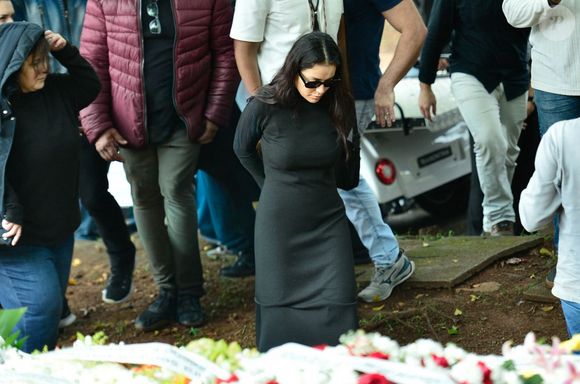 Viúva de JP Mantovani, Li Martins se ajoelhou diante da sepultura do marido após o sepultamento