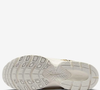 A sola de borracha com sulcos inspirados nos anos 2000 é um dos destaques do Nike V5 Runner Feminino, enquanto o forro macio e a entressola de espuma reforçam a proposta de conforto