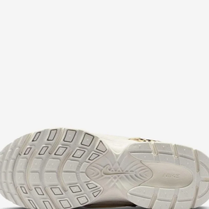 A sola de borracha com sulcos inspirados nos anos 2000 é um dos destaques do Nike V5 Runner Feminino, enquanto o forro macio e a entressola de espuma reforçam a proposta de conforto