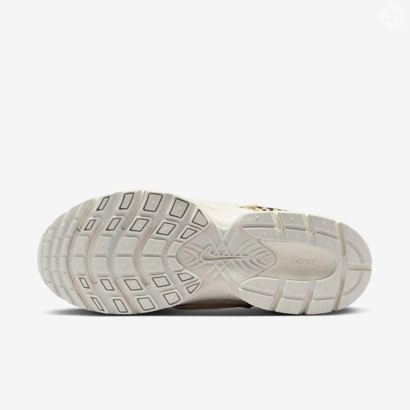 A sola de borracha com sulcos inspirados nos anos 2000 é um dos destaques do Nike V5 Runner Feminino, enquanto o forro macio e a entressola de espuma reforçam a proposta de conforto