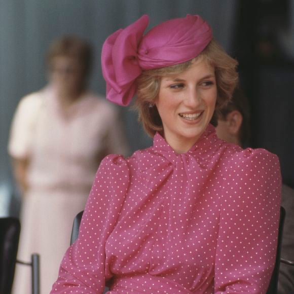 Além de seguir uma tendência forte da temporada, o modelo entrega aquilo que muitas mulheres acima dos 40 procuram: elegância com personalidade e um toque de jovialidade, algo que a Princesa Diana sabia fazer com maestria, como nesse look de poá rosa