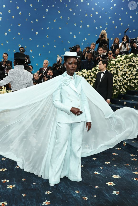 BELÍSSIMA! A atriz Lupita Nyongo acaba de chegar ao Met Gala 2025 usando e abusando da alfaiataria em um custom Chanel