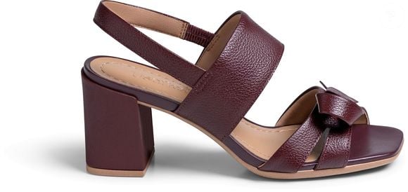 Já as mães divertidas e cheias de energia ganharam uma opção pensada para acompanhar a correria do cotidiano. A 'Sandália Couro Bege Top Bico Quadrado' aposta em conforto prolongado e visual moderno, vendida por R$ 379,99