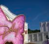 Dolly Parton transformou suas raízes no Tennessee em um dos grandes parques temáticos dos Estados Unidos. Localizado em Pigeon Forge, o Dollywood ocupa cerca de 66 hectares, reúne mais de 50 atrações e recebeu quase 4 milhões de visitantes em 2025