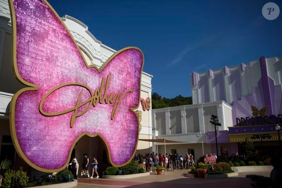 Dolly Parton transformou suas raízes no Tennessee em um dos grandes parques temáticos dos Estados Unidos. Localizado em Pigeon Forge, o Dollywood ocupa cerca de 66 hectares, reúne mais de 50 atrações e recebeu quase 4 milhões de visitantes em 2025