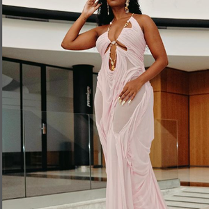 Iza recebeu chuva de elogios após usar look rosa com transparência no Grammy Latino