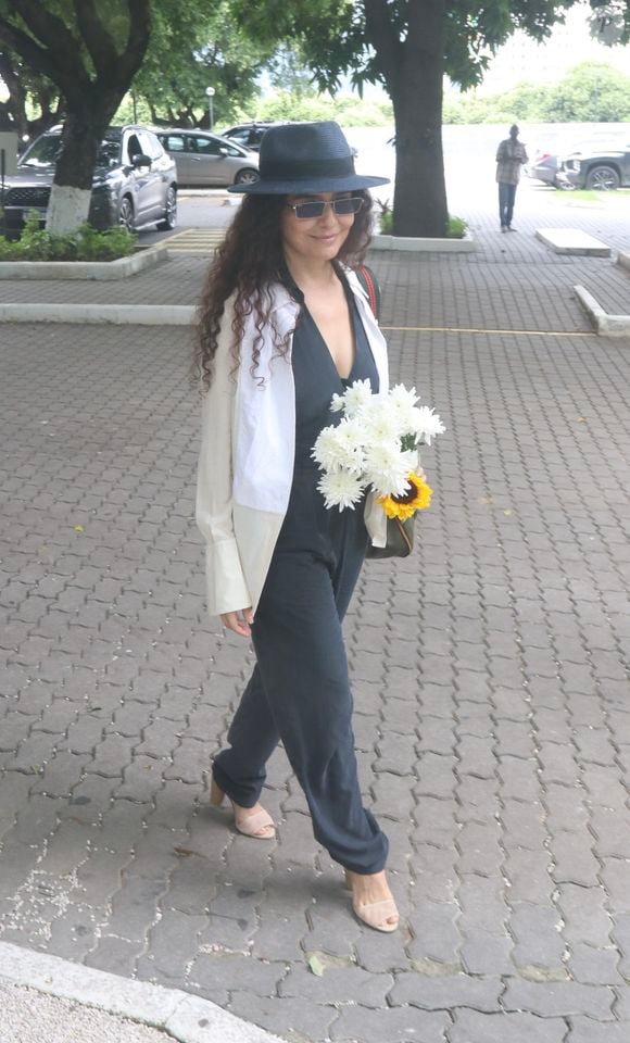 Velório de Dennis Carvalho: Letícia Sabatella levou flores ao diretor, que morreu aos 78 anos em 28 de fevereiro de 2026