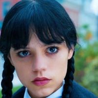 Quem é a stalker de ‘Wandinha’ na 2ª temporada e por que a atriz está conquistando tantos fãs?