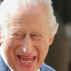 Gente... Após rumores sobre estado de saúde preocupante, Rei Charles III faz piada com a própria morte na Itália