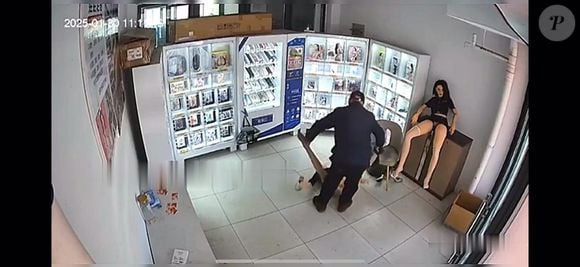 O funcionário foi flagrado abrindo as pernas da boneca inflável e, sem perceber que estava sendo filmado, decidiu usá-la de maneira, no mínimo, questionável.