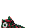 Sinto muito, Adidas, mas foi impossível resistir: o novo Chuck 70 da Converse, com acabamento que lembra pelos e mistura de verde com rosa escuro, se transformou no destaque absoluto dos meus looks de inverno e ainda despertou memórias da inesquecível Vila Sésamo