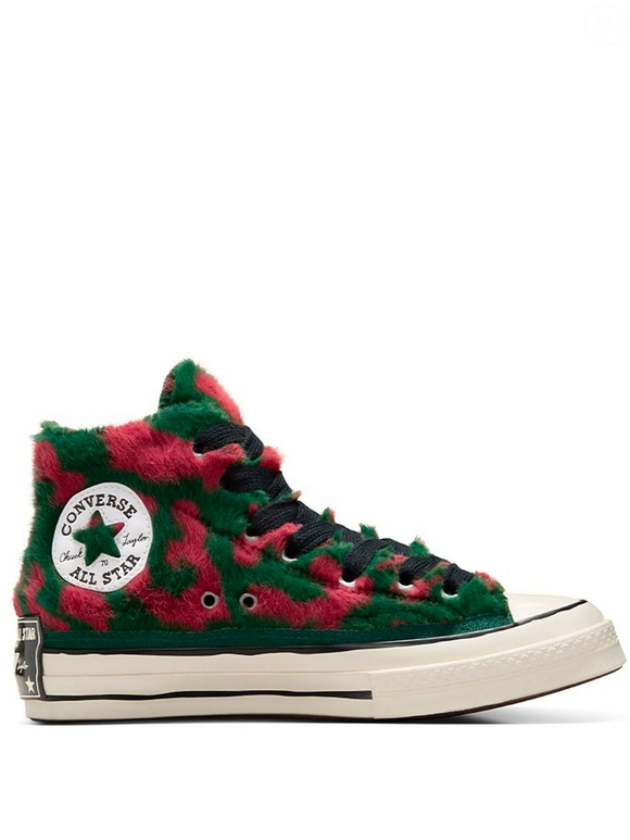 Sinto muito, Adidas, mas foi impossível resistir: o novo Chuck 70 da Converse, com acabamento que lembra pelos e mistura de verde com rosa escuro, se transformou no destaque absoluto dos meus looks de inverno e ainda despertou memórias da inesquecível Vila Sésamo