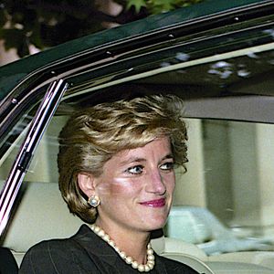 Princesa Diana, falecida sogra de Meghan Markle, morreu em um trágico acidente de carro no mesmo local