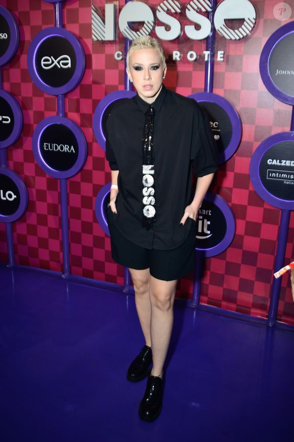 Desfile das Campeãs 2025: ex de Vitória Strada, atriz Marcella Rica foi toda de preto para a Sapucaí