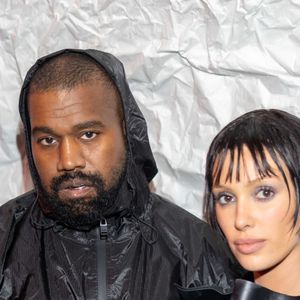 De acordo com o jornal "The Mirror", Kanye West foi quem o escolheu, já que ele supostamente tem uma "lista de regras" para sua esposa seguir, e isso inclui permitir que ele decida o que ela veste.