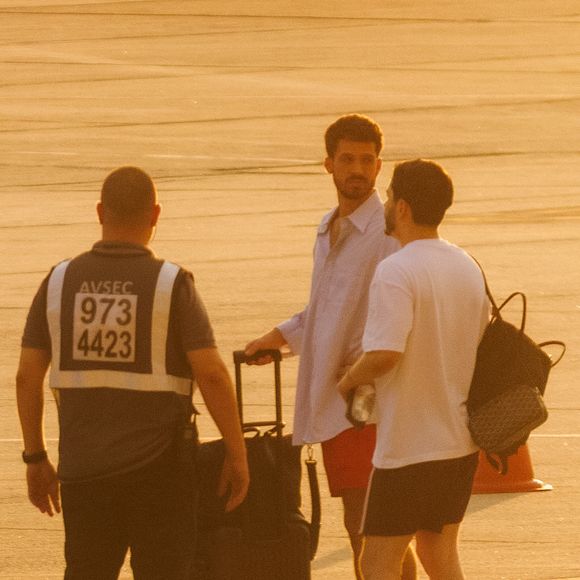 João Guilherme faz primeira aparição após término com Bruna Marquezine; ator viaja para ação de Carnaval com Anitta