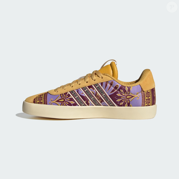 Entre tendências discretas e sofisticadas, um tênis da Adidas vem chamando atenção por sua tonalidade acolhedora e elegante. O VL Court 3.0 une camurça, design atemporal e uma cor inspirada nas arepas colombianas que combina facilmente com diferentes estilos