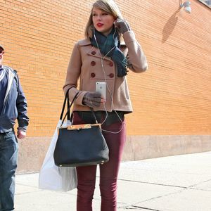 Taylor Swift gosta de misturas cores sóbrias em looks invernais