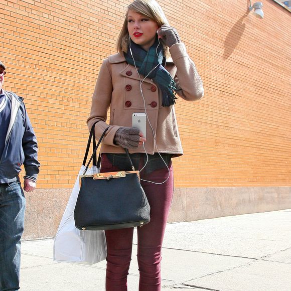 Taylor Swift gosta de misturas cores sóbrias em looks invernais