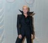 No melhor estilo 'vampira', Xuxa posou de all black no desfile da Mondepars e deixou a gola de seu blazer aberta