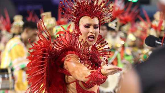 Virgínia Fonseca admite perrengue com fantasia de 12 kg em estreia na Sapucaí: 'Achei que ia chorar de tanto dor'