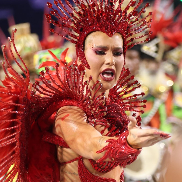 Virgínia Fonseca admite perrengue com fantasia de 12 kg em estreia na Sapucaí: 'Achei que ia chorar de tanto dor'