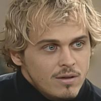 Surra histórica em Alexandre na novela 'A Viagem'! Cheio de raiva, irmão de Diná não atende pedido de outro preso e corre risco de vida