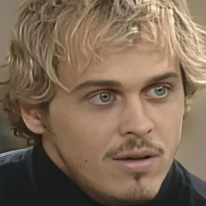 Surra histórica em Alexandre na novela 'A Viagem'! Cheio de raiva, irmão de Diná não atende pedido de outro preso e corre risco de vida