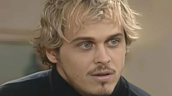 Surra histórica em Alexandre na novela 'A Viagem'! Cheio de raiva, irmão de Diná não atende pedido de outro preso e corre risco de vida