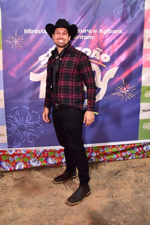 Alô, Cowboy! Ex-BBB Brigido escolheu um look tradicional de festa junina para o São João da Thay