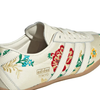 Delicado, leve e cheio de personalidade, o Adidas Tokyo Crew White Floral Embroidery mostra que os tênis brancos continuam entre os protagonistas das tendências de moda para o inverno