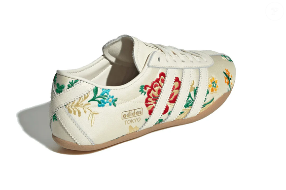 Delicado, leve e cheio de personalidade, o Adidas Tokyo Crew White Floral Embroidery mostra que os tênis brancos continuam entre os protagonistas das tendências de moda para o inverno