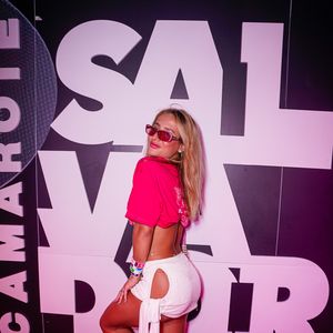 Bruna optou por óculos de lentes avermelhadas, que adicionaram um ar cool, pulseiras coloridas e sandálias plataforma brancas, garantindo conforto para curtir a noite.