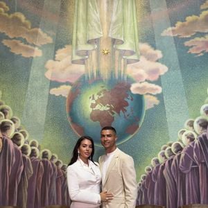 Em entrevista à Vogue, Georgina Rodríguez contou que a escolha do casamento na sala de sua mansão foi contra o que todos esperavam do casal