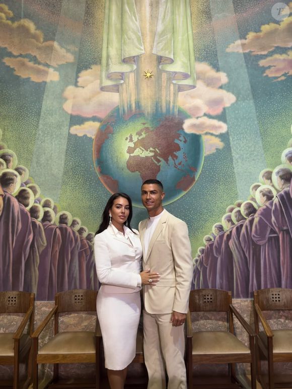Em entrevista à Vogue, Georgina Rodríguez contou que a escolha do casamento na sala de sua mansão foi contra o que todos esperavam do casal