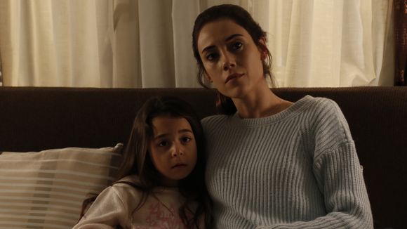 Melek/Turna faz Ali chantagear Zeynep e Gonul vai às pressas para o hospital: novela turca 'Mãe', resumo dos capítulos da semana de 3 a 7 de novembro