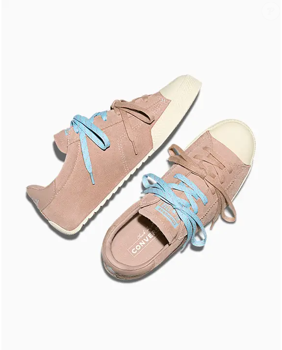 O cabedal em camurça premium confere ao Chuck Taylor Lo Seasonal Leather um visual atemporal e elegante, reforçando a proposta sofisticada do lançamento