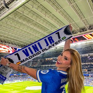Virgínia homenageou o namorado com uma faixa contendo seu rosto, nome e ainda uma camiseta do Real Madrid
