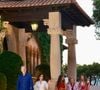 As mulheres da Família Real da Espanha aparecerem usando todas sandálias e sapatilhas douradas