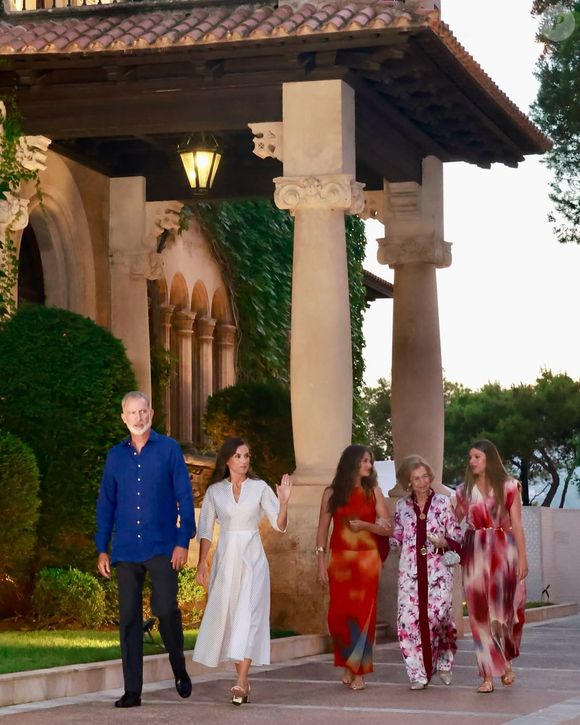 As mulheres da Família Real da Espanha aparecerem usando todas sandálias e sapatilhas douradas