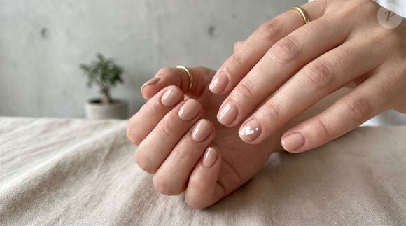 Um detalhe, coração ou pontinhos, em apenas um dedo basta para personalizar a manicura nude sem romper com o minimalismo