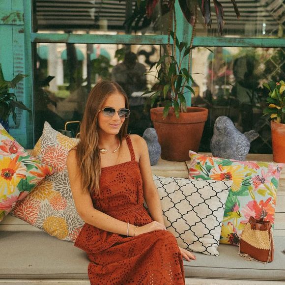 Rafaella Justus apostou na tendência do vestido de laise mais longo, na cor telha, e complementou com acessórios e óculos escuros.